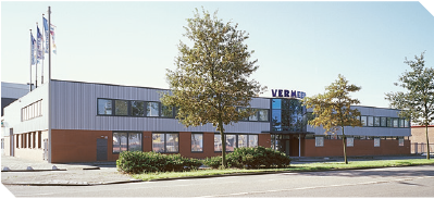 Aanzicht bedrijfspand Vermeer Workwear op industrieterrein Waalhaven in Rotterdam