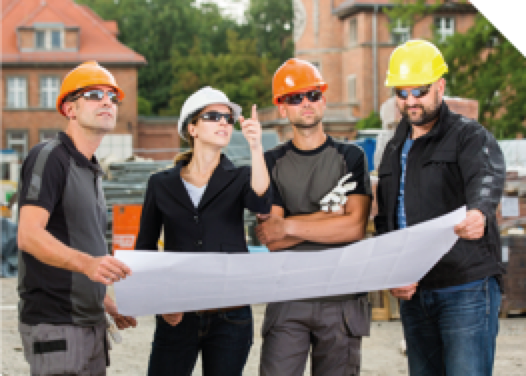 Aannemer of architect in overleg met collega bouwvakkers op de bouwplaats bekijken de tekening en dragen voor de veiligheid hoofdbescherming